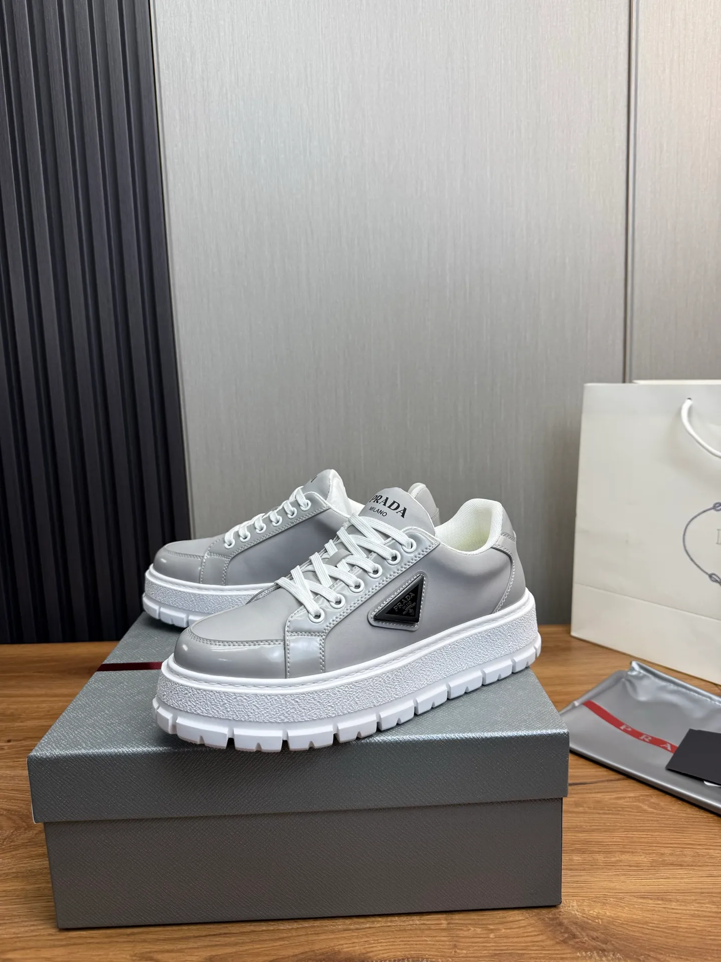 Men's shoes 💰580💰 [PRADA] Autumn and winter hot men's shoes shipped 👏Official website synchronized ⬆️Original fly-woven cowhide fabric + cowhide lining, 1⃣️:1⃣️reproduction, original sole, 38-45 (45. Customized, non-refundable)